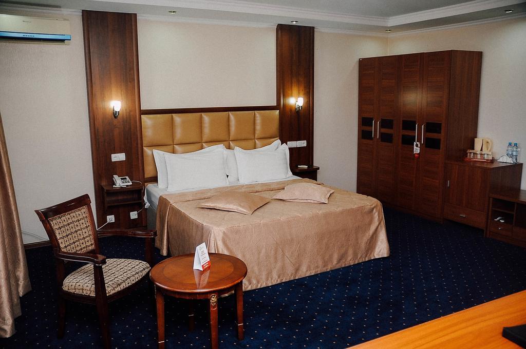 Dostyk Hotel Simkent Buitenkant foto