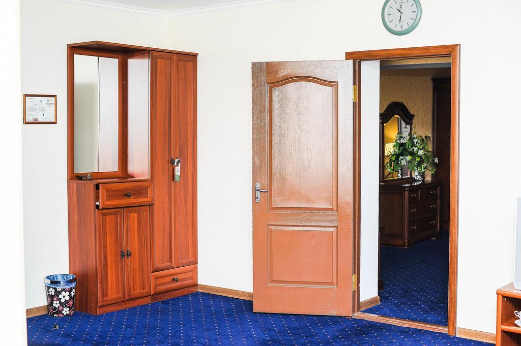 Dostyk Hotel Simkent Buitenkant foto