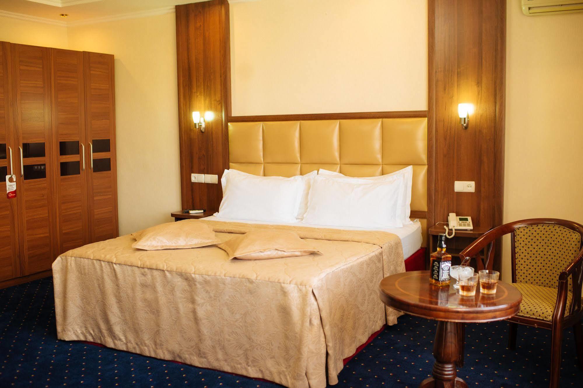Dostyk Hotel Simkent Buitenkant foto