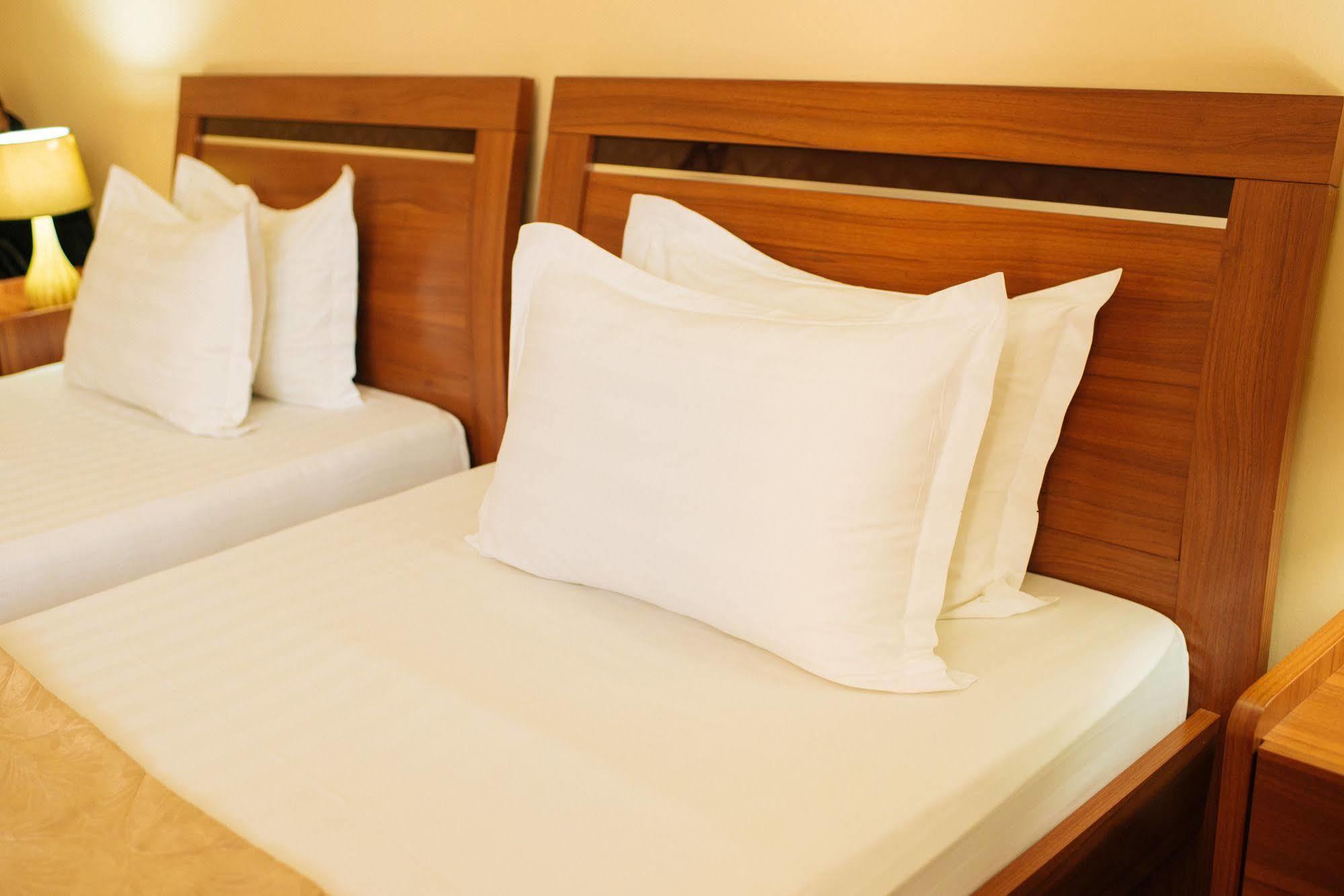 Dostyk Hotel Simkent Buitenkant foto