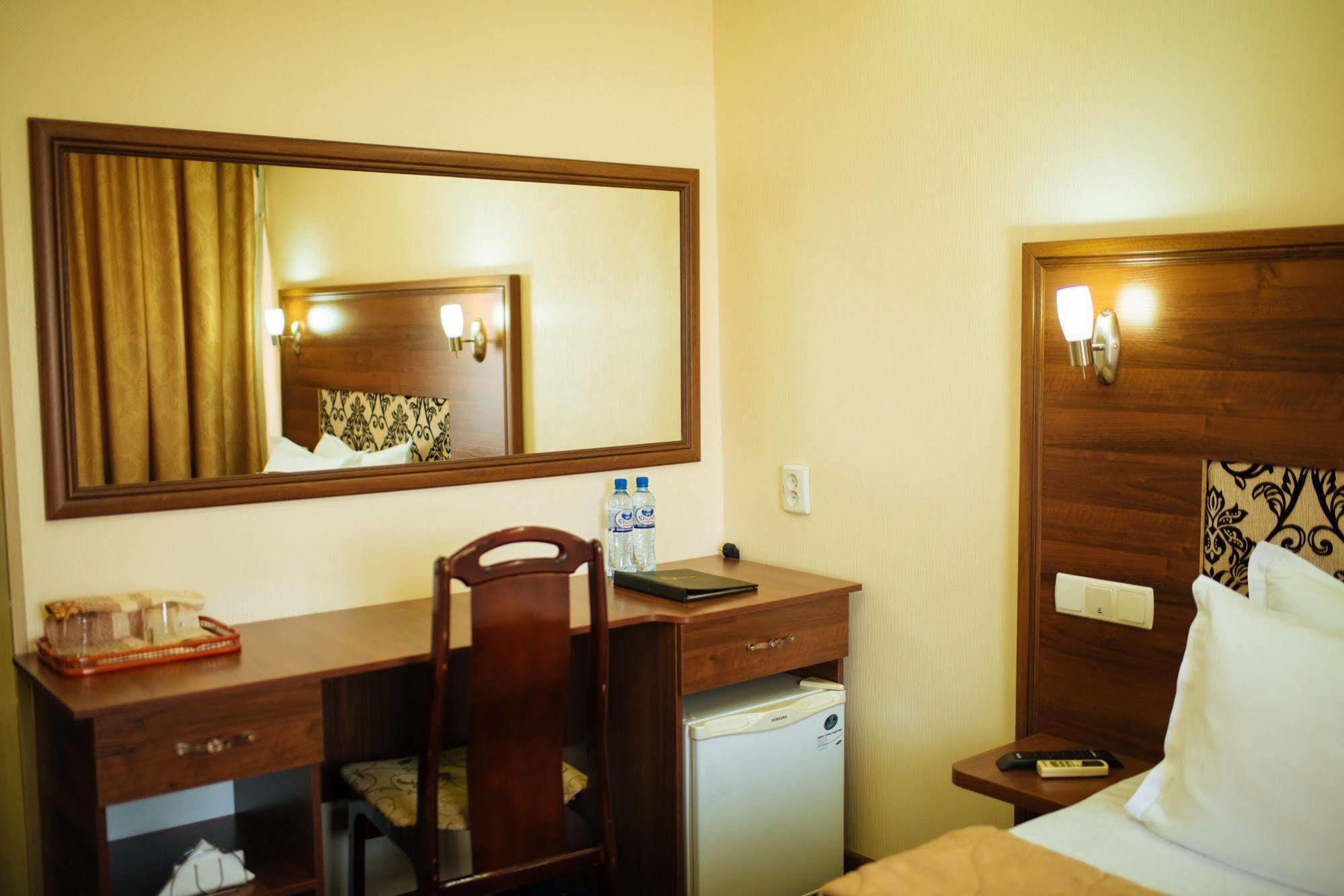 Dostyk Hotel Simkent Buitenkant foto