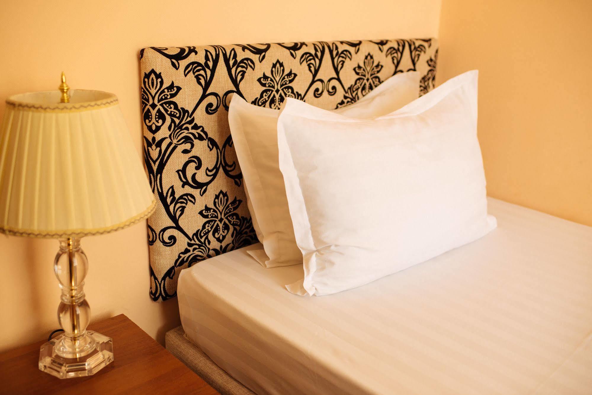 Dostyk Hotel Simkent Buitenkant foto