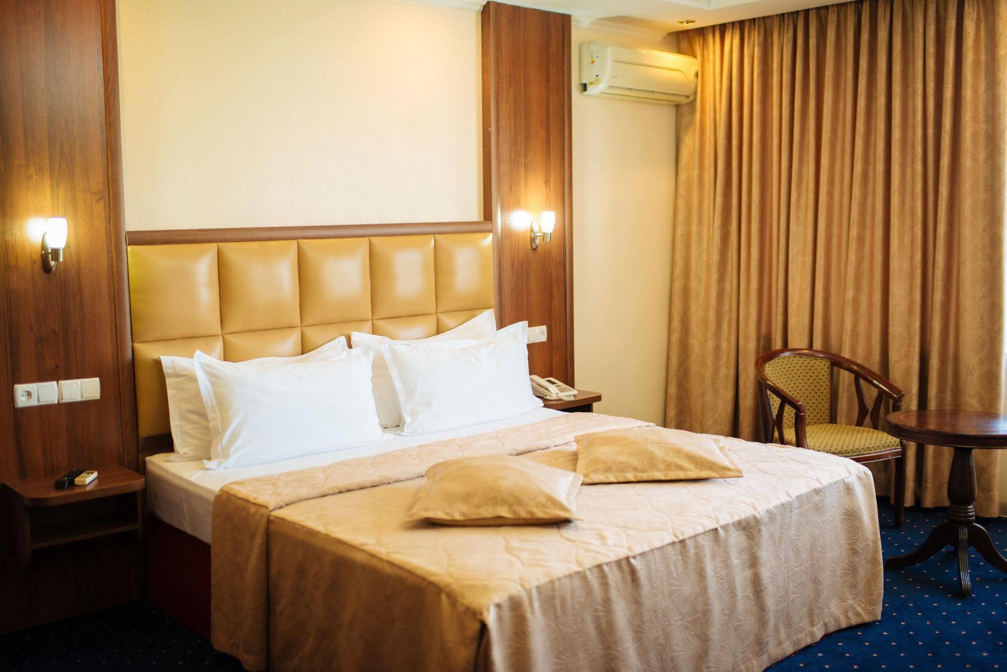 Dostyk Hotel Simkent Buitenkant foto