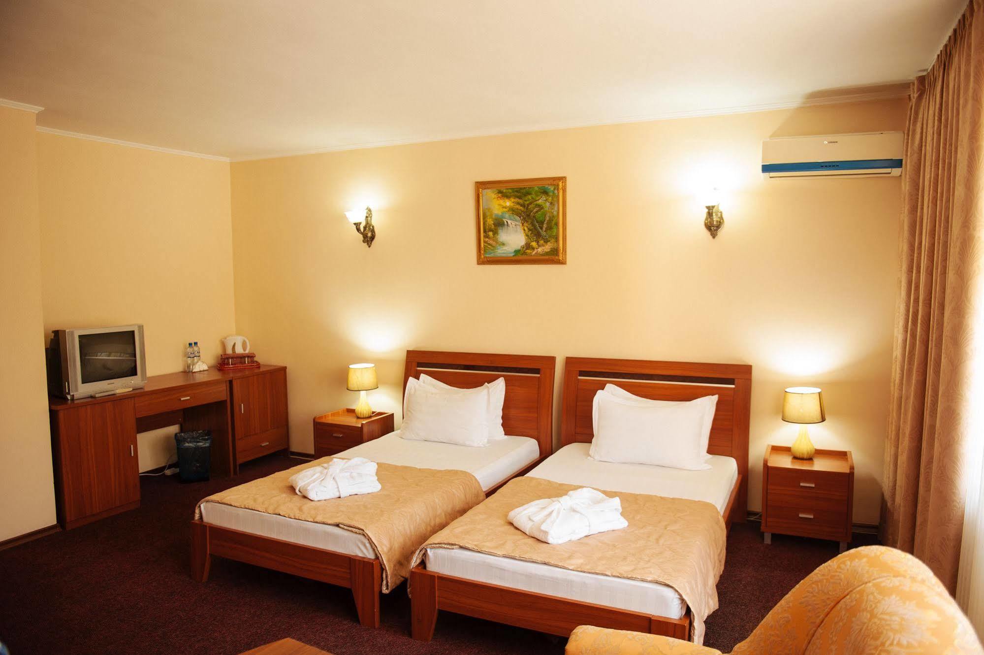 Dostyk Hotel Simkent Buitenkant foto
